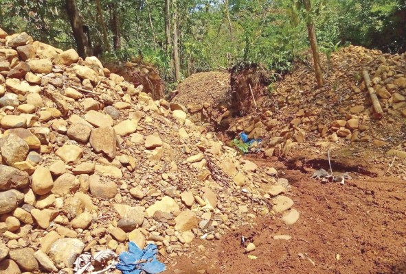En río Santa Rita, en Sabanitas, personas están extraían oro ilegalmente.