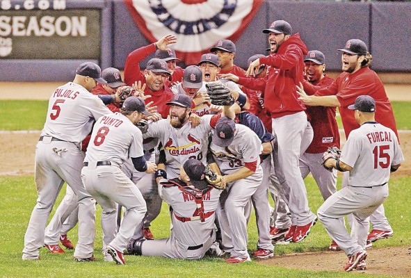 2011. Cardenales sobre Rangers, 4-3. El jonrón de oro de David Freese en el Juego 6 fue la jugada histórica, pero en nuestro caso, el momento más grande de aquel realmente épico encuentro fue el triple de Freese enel cierre del noveno. Tenía dos strikes, contra el dominante dominicano Neftali Féliz (al menos en aquel momento) y el asunto parecía ya sentenciado. Pero luego Freese bateó aquella pelota sobre la cabeza del dominicano Nelson Cruz y el Busch Stadium jamás hizo tanto ruido.