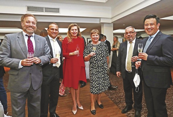 Embajadores, diplomáticos e invitados especiales