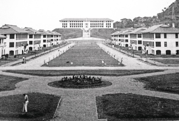El Edificio de la Administración es una estructura de arquitectura neoclásica, terminado en hormigón visto, y fue diseñado por Austin W. Lord.