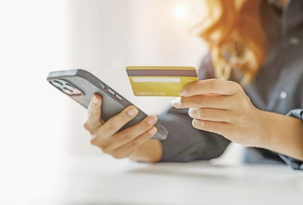 Las tasas promedio de interés nominal anual y las anualidades de tarjetas de crédito tienen una diferencia de más del 10%.