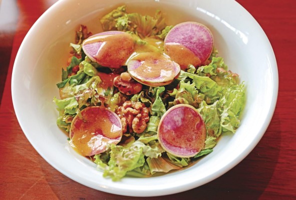 Ensalada verde con rábanos sandía con vinagreta de nueces y miel