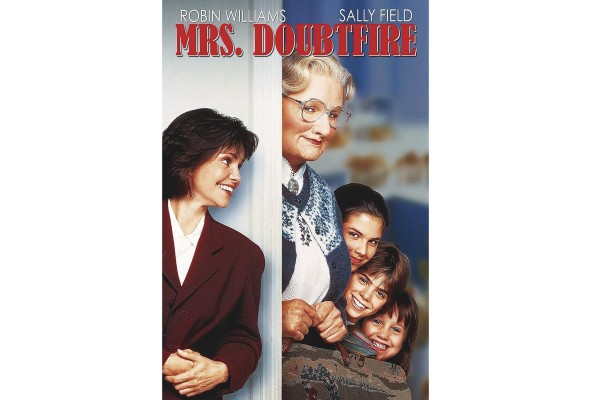 <strong>Mrs. Doubtfire (2003)</strong> Daniel Hillard es padre y esposo. Sus hijos lo consideran un padre maravilloso, pero su mujer está cansada de que se comporte como si también él fuera un niño. Tras un accidentado divorcio, aunque lucha con todas sus fuerzas para conseguir la custodia de los niños, el juez no se la concede. Decide entonces hacerse pasar por una señora mayor para poder estar con sus hijos.