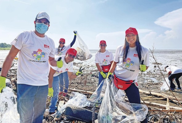 Jornada de limpieza en la Bahía Panamá desarrollada por Coca-Cola.