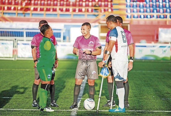 Luis Díaz (Der.) escucha las indicaciones del árbitro para el encuentro frente a Guatemala, en la primera fase del torneo.