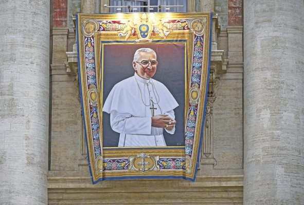 Imagen del papa Juan Pablo I en la fachada de la Basílica de San Pedro durante su beatificación en la plaza de San Pedro, en la Ciudad del Vaticano.