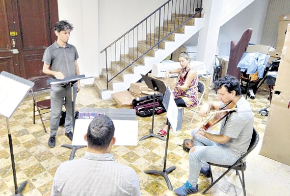 El director Pablo Chin, junto al ensamble.