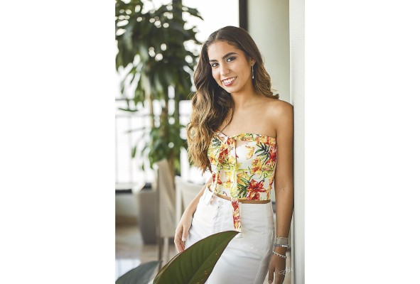 El próximo 1 de julio, en la terraza Mar del Sur del Club Unión, debutará la señorita Camila Isabel Fábrega Márquez en el Festival de Debutantes 2023, que organizan las Damas Guadalupanas. Ella es hija del señor Juan Carlos Fábrega Roux y la señora Ema Cecilia Márquez de Fábrega, y a su vez es nieta de la dama guadalupana Fita Campodónico de Márquez.
