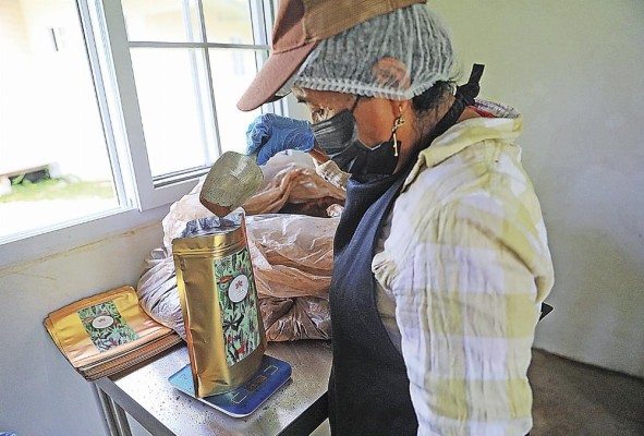 Una mujer empaca el café La Ceiba.