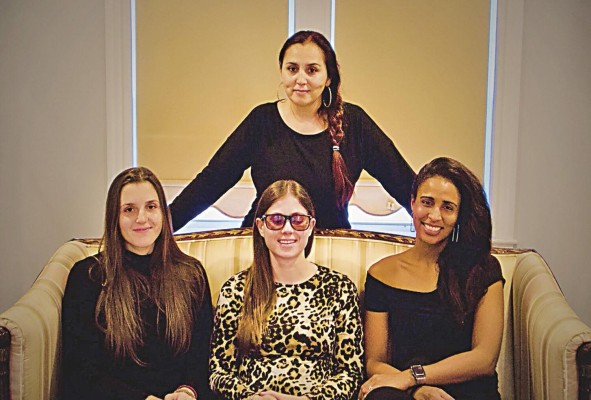 La agrupación fue creada por Patricia Zárate, y la integran Camila Cortina, Ciara Moser y Francesca Remigi.