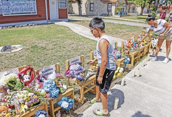 Personas continúan presentando sus respetos a las víctimas en una guardería de Uvalde, Texas.