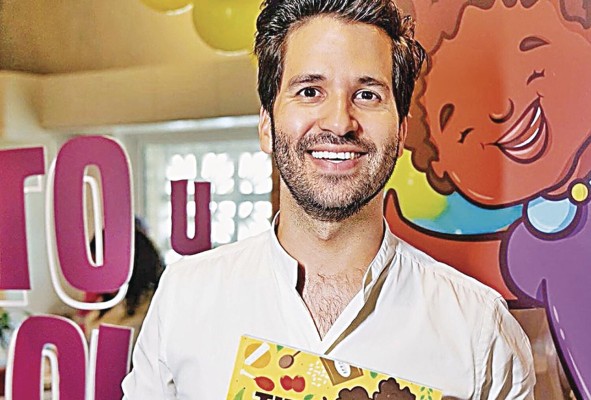 El gastrónomo Jorge Chanis celebra la obtención del premio Gourmand 2022.
