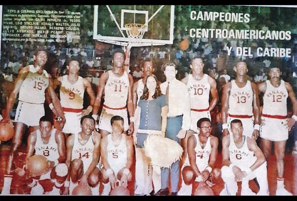 El jugador colonense Pedro 'Mago' Rivas (segundo de pie de izquierda a derecha) fue uno de los puntales del quinteto, que conquistó el oro en los Centroamericanos y del Caribe de 1970.