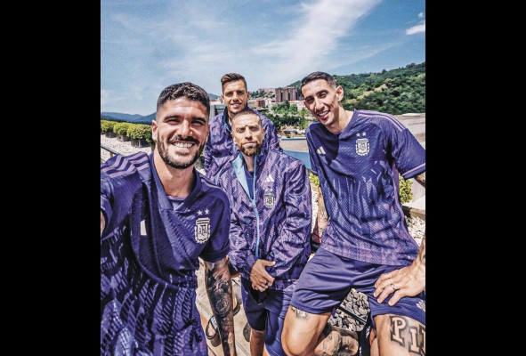 Rodrigo De Paul, Alejandro Gómez, Ángel Di María y Giovani Lo Celso posan con la nueva camiseta de Argentina para el Mundial Catar 2022.