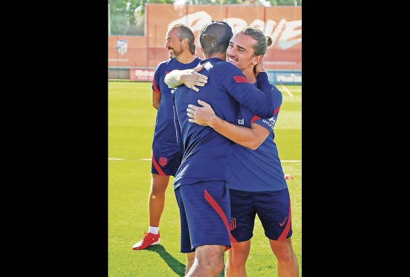 El francés Antoine Griezmann (d), último fichaje del Atlético de Madrid, saluda a su entrenador, Diego Simeone.