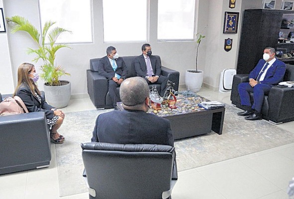 El ministro de Seguridad, Juan Pino, en la reunión con la directora de la Oficina Especializada de Extinción de Dominio, de la Fiscalía General de la Nación de Colombia, Liliana Patricia Donado