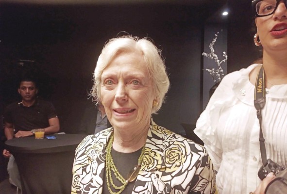 La baronesa Gloria Dorothy Hooper, enviada comercial del primer ministro del Reino Unido y miembro de la Cámara de los Lores del Parlamento Británico, cuando daba declaraciones a la prensa local durante su visita a Panamá, del 30 de mayo al 1 de junio.