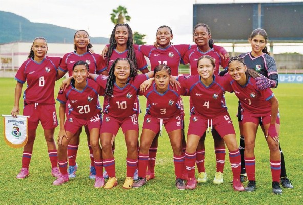 Nuryalis Romero (detrás de la número 20) debutó con la selección en su serie eliminatoria frente a Jamaica.