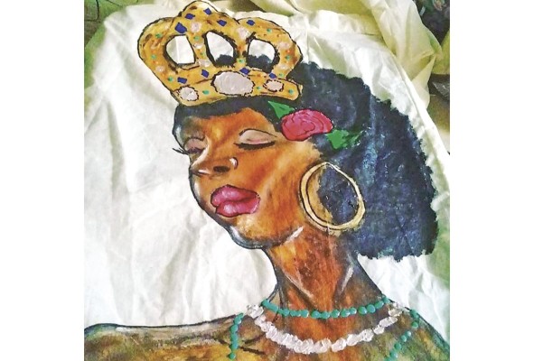 El trabajo de la creativa istmeña se basa en la confección de vestuarios con estampados de pintura en acrílico.