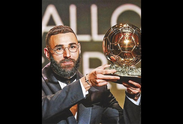 Karim Benzema fue galardonado como el mejor jugador del mundo de la temporada anterior.