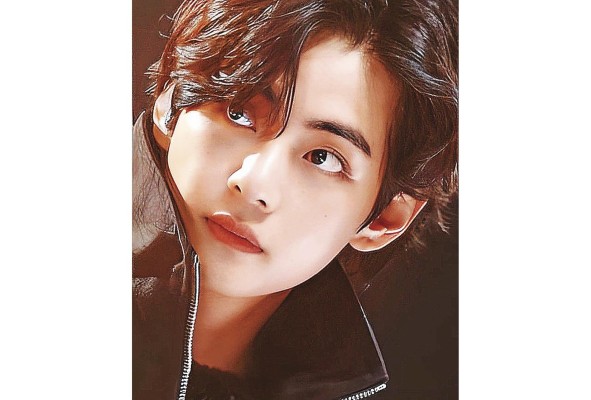 El artista Kim Tae-Hyung actualmente tiene 26, 27 y 28 años.