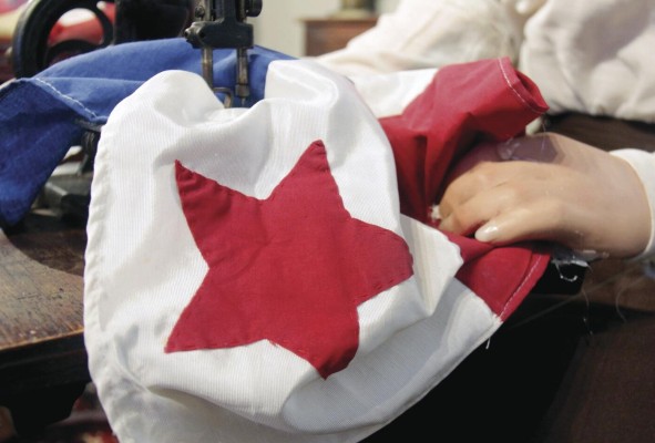 Exhibición en el Museo de Historia de la primera bandera de Panamá, confeccionada por María Ossa de Amador.