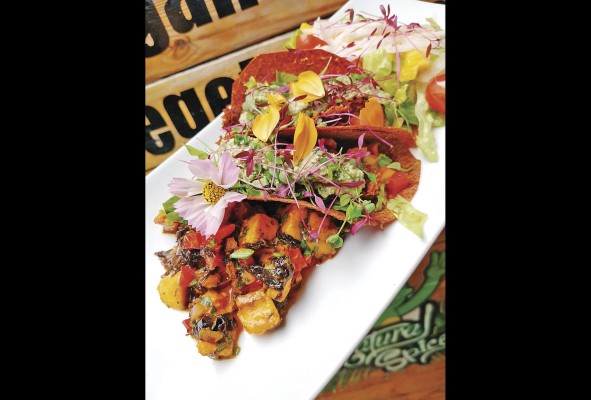 Tacos con vegetales es una de las especialidades del chef.