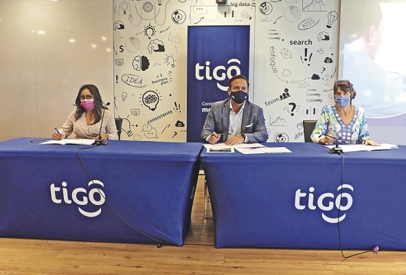 De izquierda a derecha Anabella Yepes, directora nacional de Formación y Perfeccionamiento Profesional, Meduca; Marcelo Benítez, gerente general de Tigo Panamá y Sandie Blanchet, representante de Unicef en Panamá.