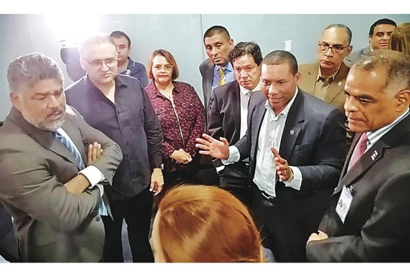 Abogados litigantes dialogan con la presidenta de la mesa técnica, la diputada Corina Cano.