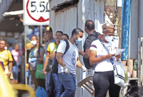 La cuarentena, en la práctica, no ha sido impedimento para el tránsito considerable de conductores y peatones en la ciudad capital.