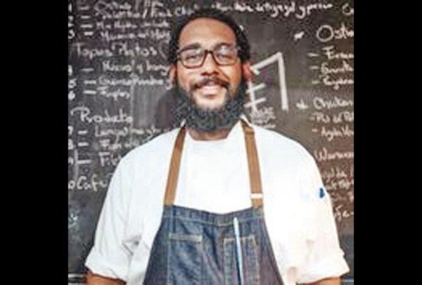 Chombolín es el creador del proyecto 'Paila' junto a otros cocineros. Esta iniciativa apoya a los distintos microproductores del territorio nacional.