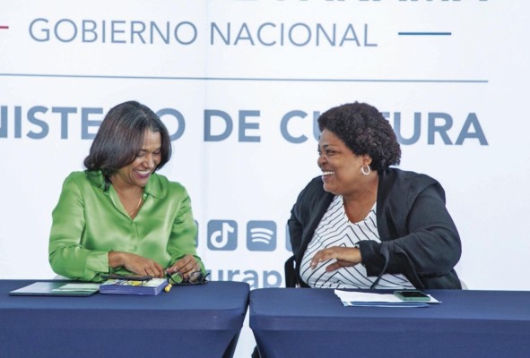 La ministra de Cultura, Giselle González Villarrué, junto a la directora de la Red de Orquestas, Electra Castillo.