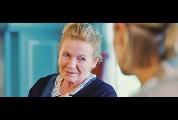 Dianne Weist interpreta a Jennifer Peterson en un papel inesperado.