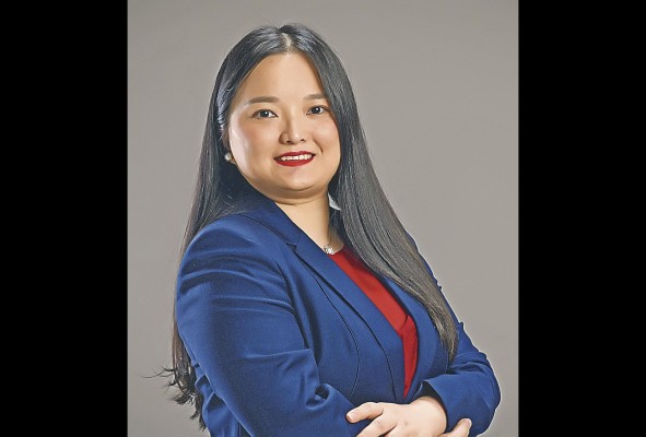 Vivian Junmin Su Gerente general del Negocio de Soluciones Empresariales de Huawei Panamá. Empezó con Huawei desde 2008. En este tiempo ha ocupado varias posiciones en el área administrativa, en relaciones públicas y actualmente en ventas. Vivian admite que su cargo exige un rol de liderazgo no solo para ella misma, sino también para el resto del equipo. “Este puesto requiere de una respuesta eficiente y actuar con carácter en las distintas situaciones que se presenten”. En cuanto a la compañía dice: “Huawei es una empresa internacional, diversificada y muy humana. Para mí, Huawei ha sido una gran plataforma para el desarrollo de mi carrera profesional, una empresa que te recompensa por tus esfuerzos y logros, mi desarrollo profesional es un buen ejemplo de esta diversificación”.