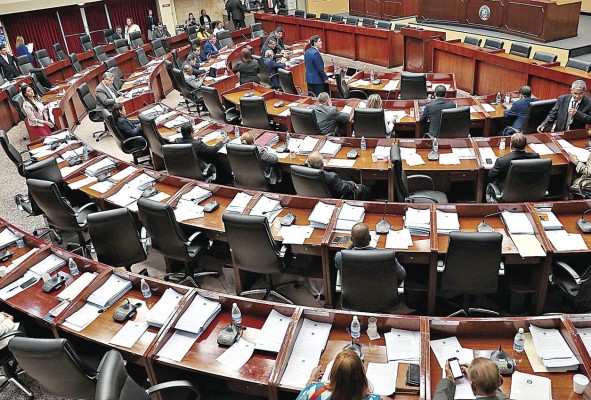 Diputados de la Asamblea Nacional juzgan a los magistrados de la Corte Suprema y viceversa.