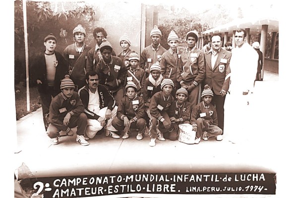 La delegación que participó en el Mundial de Lucha Infantil en el Perú en 1974. El profesor Rodolfo Turney, agachado (segundo de izq a der), y en esa misma línea están Kennion y Leslie (cuarto y sexto, respectivamente).