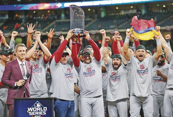 2019. Nacionales sobre Astros, 4-3. ¿Recuerdan cuando los Nacionales parecían liquidados? Abajo 3-2, de vuelta a aquel fortín que era Houston, habiendo desperdiciado un arranque de 2-0 en la serie, y contra uno de los mejores equipos de la historia reciente. Y todo lucía negro para ellos en el mismo Juego 7 hasta que un histórico rally acabó con la ventaja de los Astros y le dio a los Nacionales su primera Serie Mundial. Qué década ha sido esta cuando de la Serie Mundial se trata.