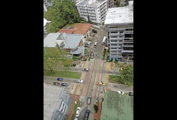 De acuerdo con el Reglamento de Urbanizaciones de 1941, norma que regía cuando se aprueba la construcción de El Cangrejo, las vías principales tendrían un ancho de 25 metros, las vías locales 10 metros de ancho y las aceras 5 metros de ancho.