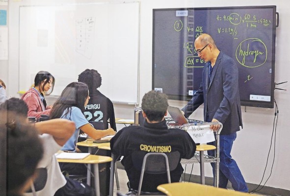 Los estudiantes toman siete clases anuales que se rigen por materias obligatorias y electivas.