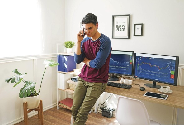 Un joven latino realiza una transacción con criptomonedas.