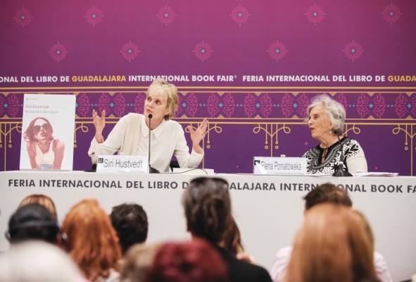 Siri Hustvedt y Elena Poniatowska en la FIL de Guadalajara