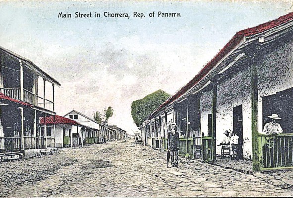 Calle principal en La Chorrera, Panamá. En septiembre de 1895 llega el alumbrado público a La Chorrera, a cargo del municipio que para esa época tenía unos 5.000 habitantes.