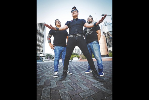 De izquierda a derecha los integrantes de la banda Vinz de la Rosa, Billy Mata, Kike.