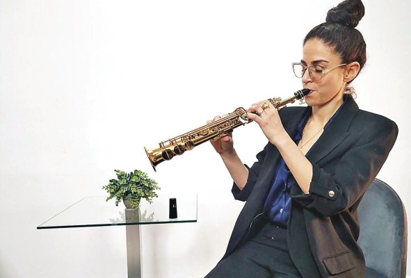 La 'jazzista' viaja con la compañía de saxofón sin importar donde vaya.