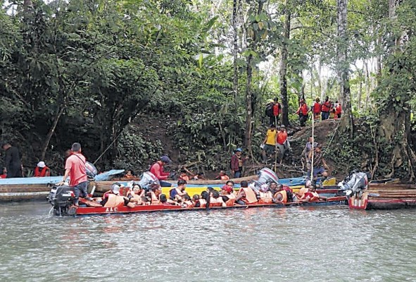 Lanchas con migrantes en Darién.