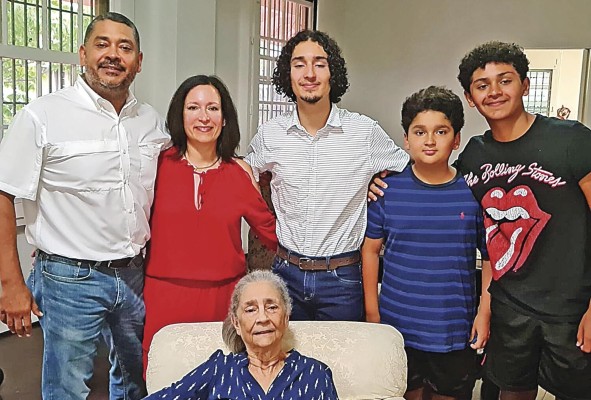 La familia completa de Edgardo Díaz-Ferguson.