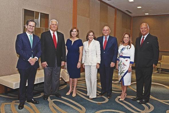 Gerardo Ulloa, gerente general de Multibank; Ernesto Pérez Balladares, expresidente de la República; Dora Boyd de Pérez Balladares, Ana Matilde Arias de Alemán, Alberto Alemán Zubieta, exadministrador de la Autoridad del Canal de Panamá (ACP), Ariadne Castrellón, vicepresidenta de comunicaciones de Multibank, y profesor y analista Edwin Cabrera.