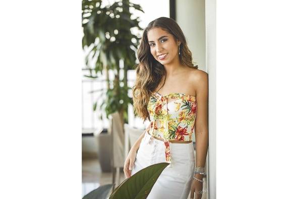 El próximo 1 de julio, en la terraza Mar del Sur del Club Unión, debutará la señorita Camila Isabel Fábrega Márquez en el Festival de Debutantes 2023, que organizan las Damas Guadalupanas. Ella es hija del señor Juan Carlos Fábrega Roux y la señora Ema Cecilia Márquez de Fábrega, y a su vez es nieta de la dama guadalupana Fita Campodónico de Márquez.
