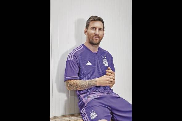 selección de argentina. Adidas. Visitante Por primera vez en la historia, Argentina vestirá el color violeta. Según reza la marca, “está inspirado en la igualdad de género, y los valores de diversidad e inclusión”.