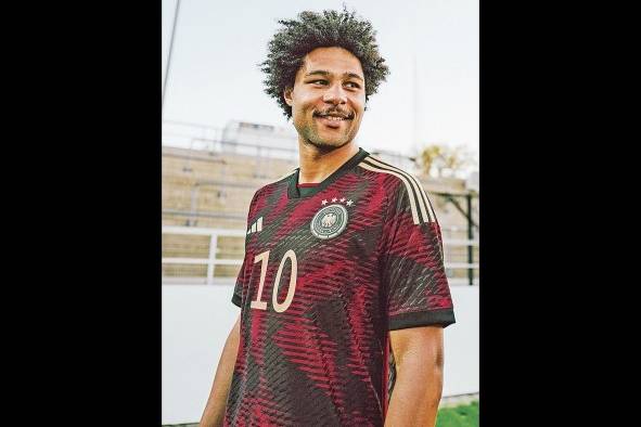 selección de alemania. Adidas. Visitante Con los colores rojo y negro predominantes, junto con las rayas doradas, vestirá de visita la Selección de Alemania. Este uniforme es similar al que usaron durante el Mundial de Brasil 2014, cuando se coronaron campeones.